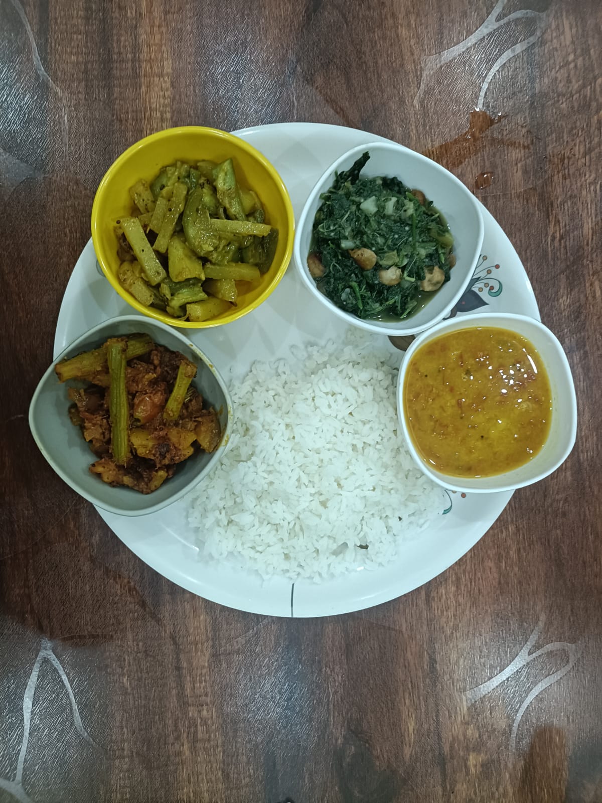 Veg Thali (Chawal, 2 Chapati, Dal Fry, 2 veg sabji, Salad/ Papad, Odia signature dish (Saag/ Dahi Brinjal/ Santula)